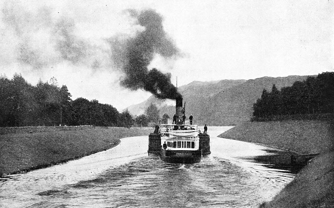 The paddle steamer Gondolier leaving Fort Augustus