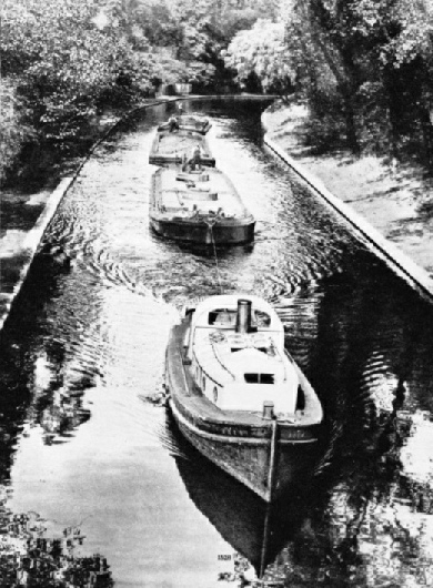 The Regent’s Canal passes through quiet scenes on its course between the warehouses and traffic of Paddington
