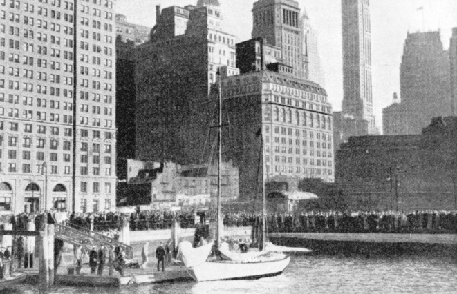 Spectators welcoming Robinson and the Svaap on their arrival at New York in November 1931